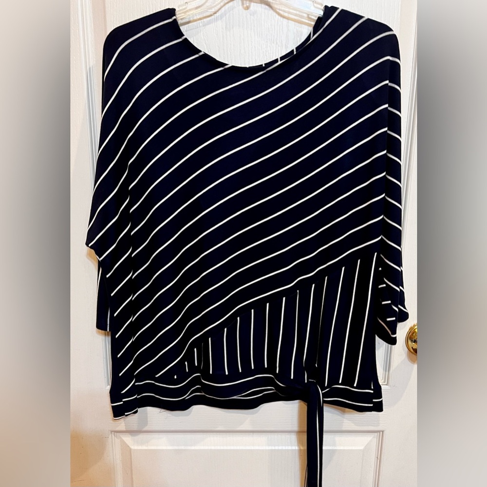 EST. 1946 blue and whitete diagonal striped top witjside lower tie. Size 18/20W